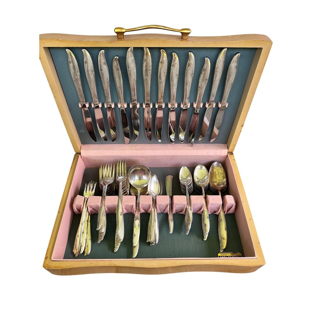 Vintage Oneida Gentle Rose silverplate flatware set in a wooden chest, 84 pieces